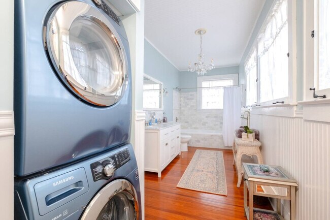 Building Photo - 406 NE 7th Ave