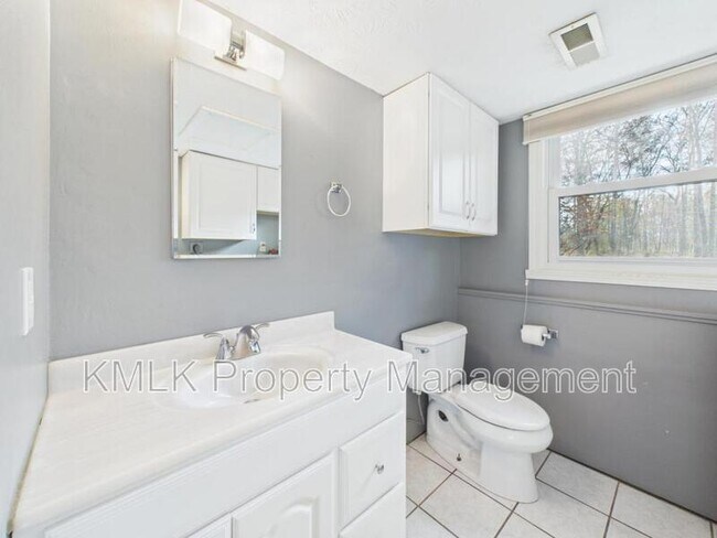 Building Photo - 874 Pleasant St