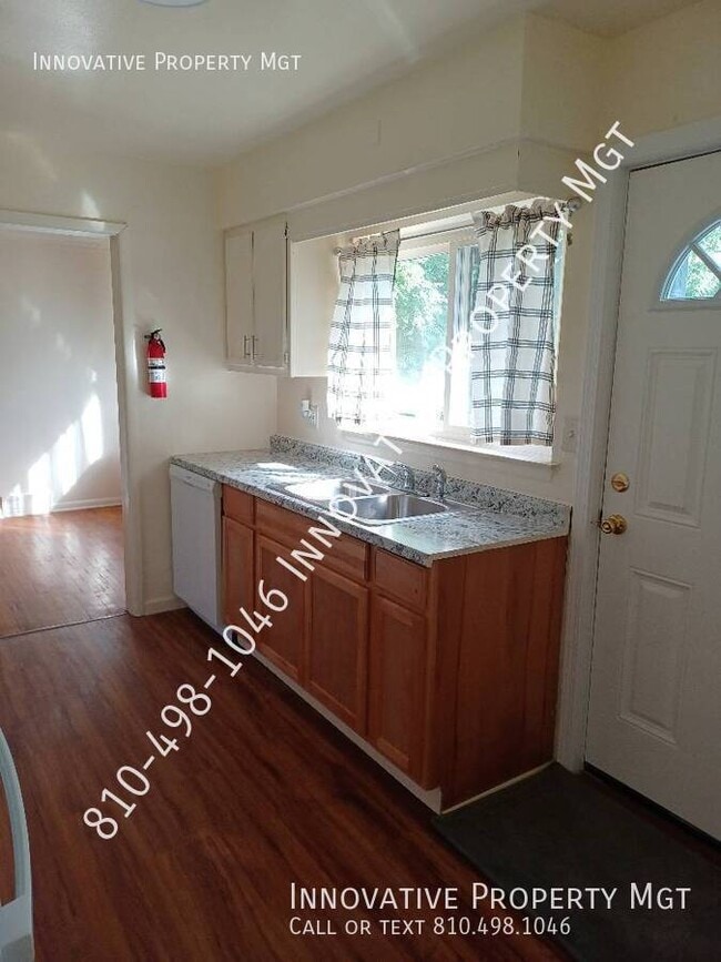 Building Photo - 3087 Hatherly Ave