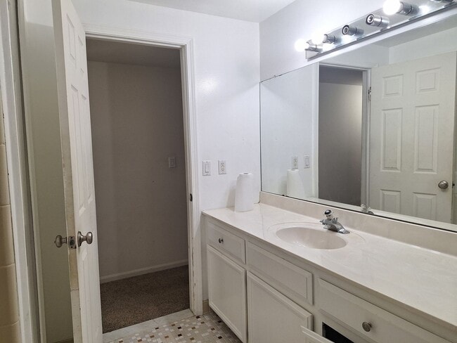 Building Photo - Charming Chesterfield Townhouse