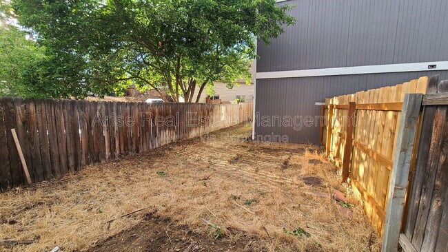 Building Photo - 2141 SW Quartz Ave