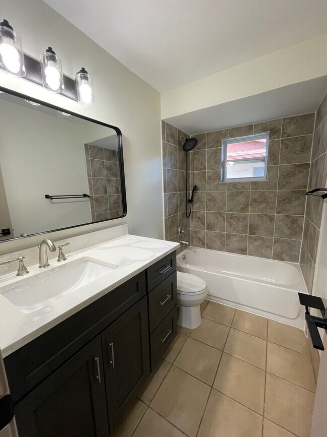 Building Photo - 660 Macduff Ln