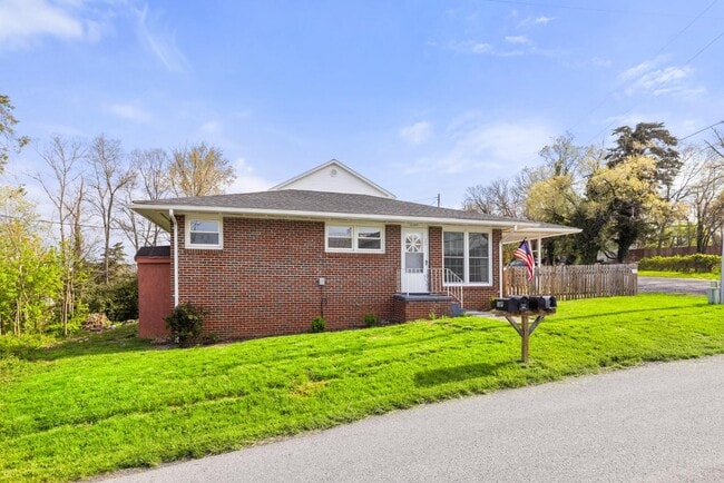 Building Photo - 389 Thompson St