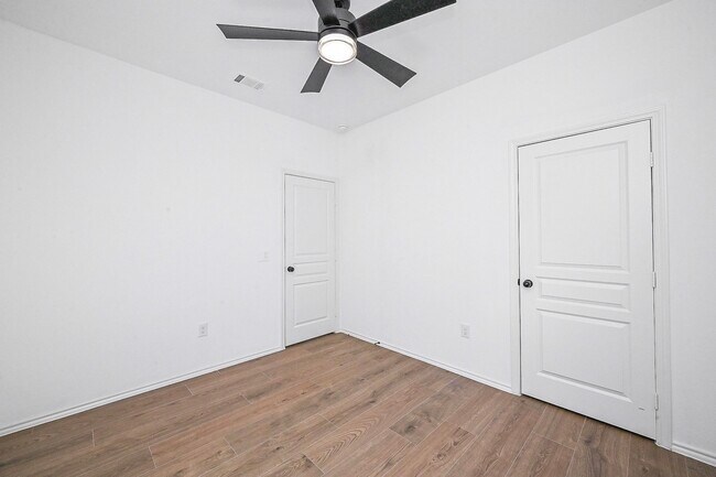 Building Photo - 5046 Royal Amber Ln