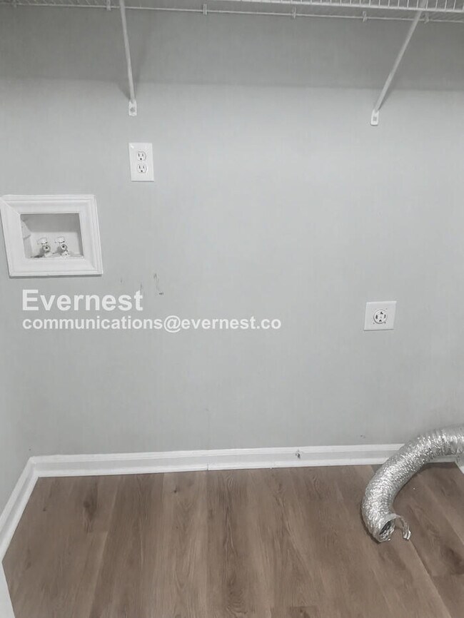 Building Photo - 3 Bed, 2 Bath Home with Off-Street Parking / Pet-Friendly / Vouchers Accepted / Available Now!