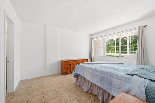 Building Photo - 1333 E Hallandale Beach Blvd