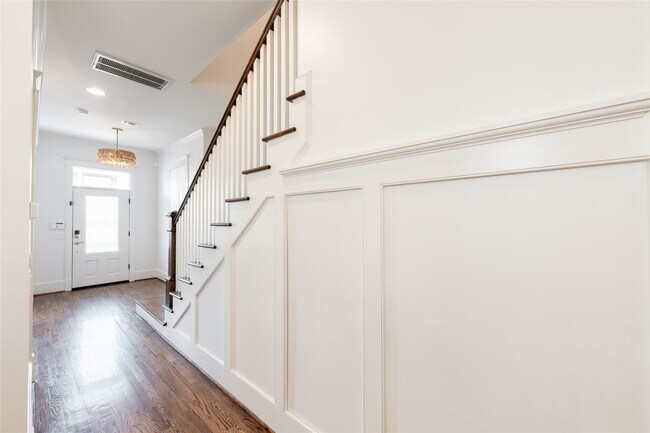 Building Photo - 828 E 28th St