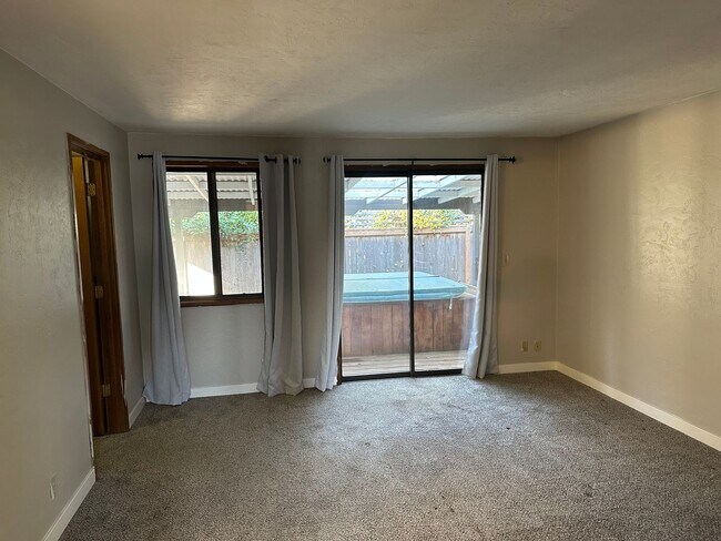 Building Photo - Updated 3 bedroom 1.5 bath house in Eugene!