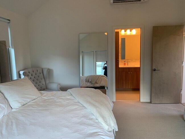 Building Photo - Capital Hill Row House ! 3 bed, 3 bath 194...