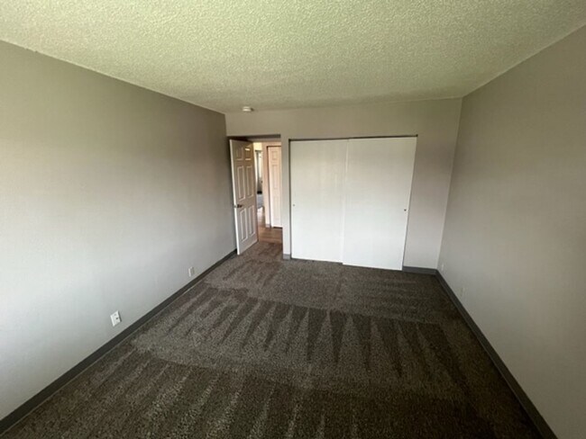 Building Photo - Spacious 2 Bedroom in Downtown Omaha