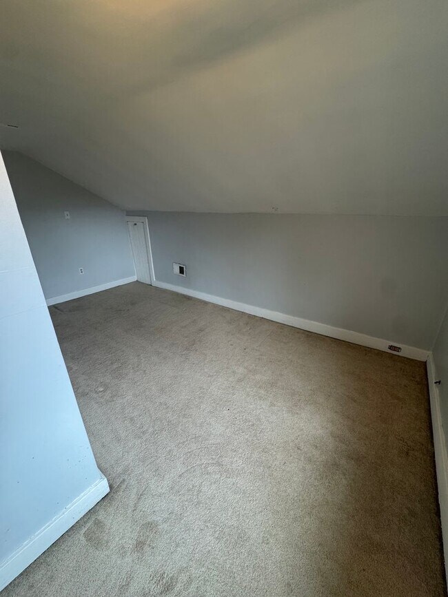 Building Photo - Spacious Private Oasis - 3 Bedroom 2 Bathr...