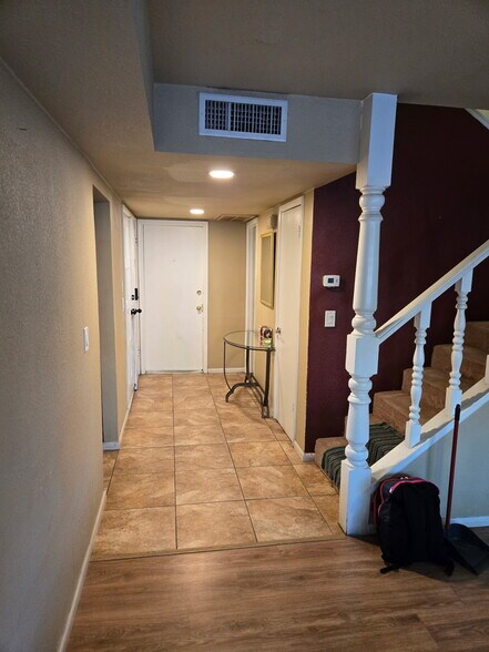 Building Photo - 4876 Rollingwood Cir