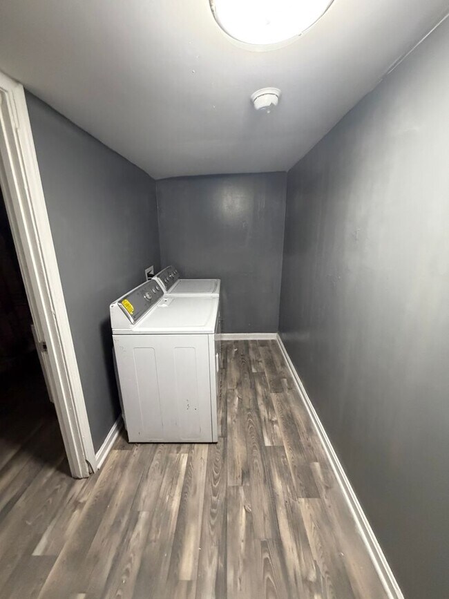 Building Photo - Large 5BR/2Ba House- Close to U of L Leasing Special- sign lease by 6/15/2026 and second month is...
