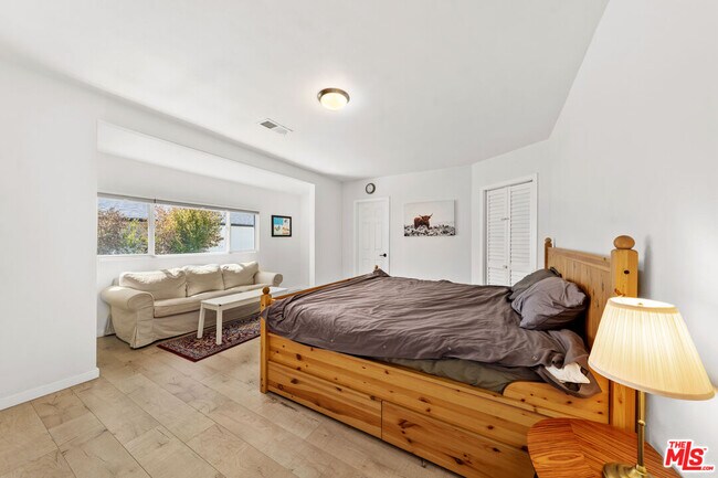 Building Photo - 2559 Colby Ave