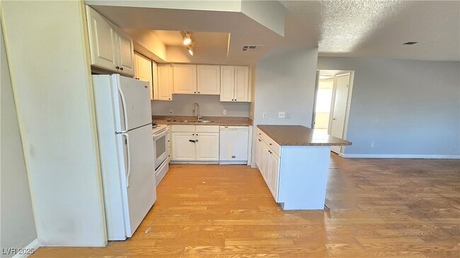 Building Photo - 1600 Burningwood Ln