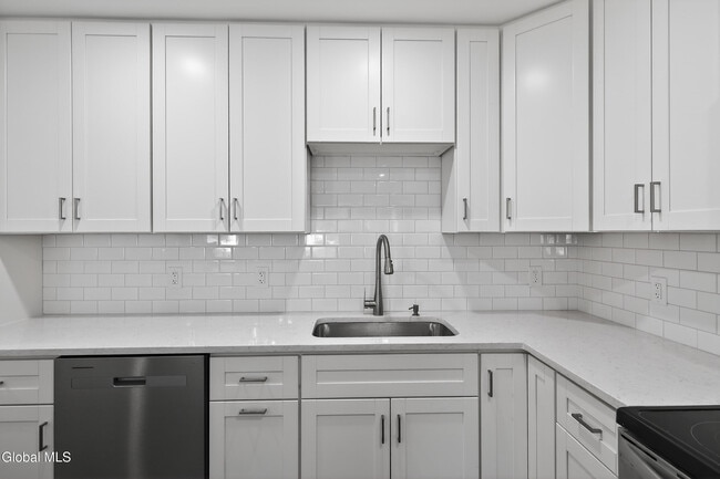 Building Photo - 6 Arrow St