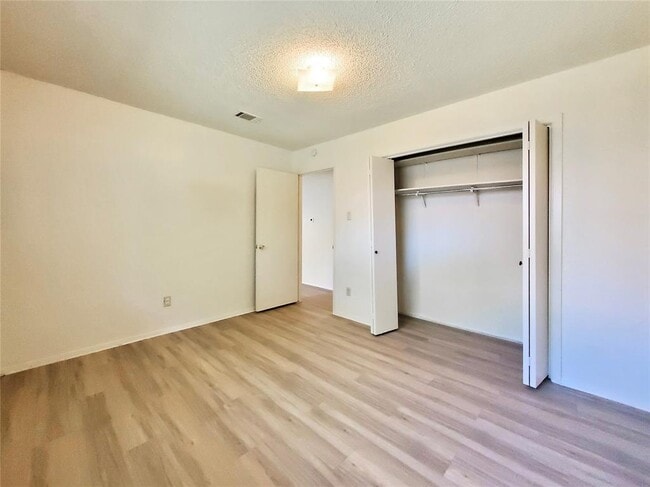 Building Photo - 2827 Wilcrest Dr