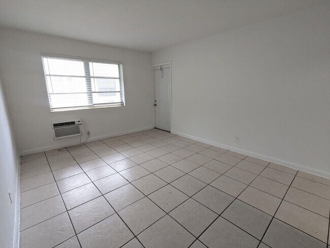 Building Photo - 107 SW 18th Ave