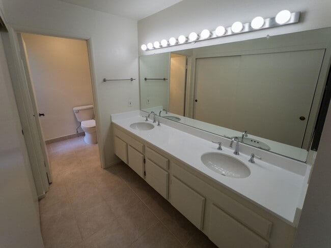 Building Photo - Large 2bed/ 2 bath corner unit in the heart of Silverlake with Hot Tub, Pool, Gated Parking and P...