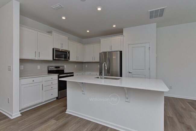 Building Photo - Beautiful 3BD/2.5BTH Townhouse with Commun...