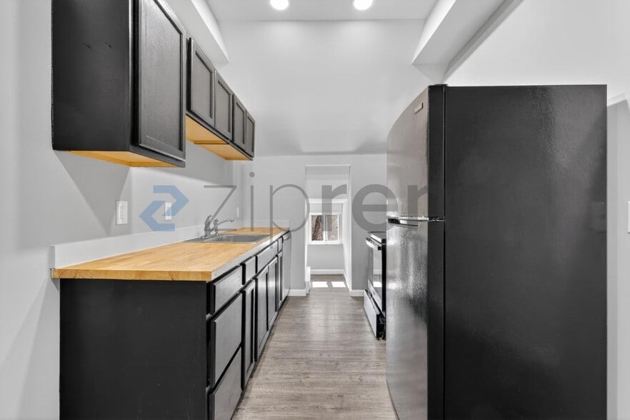 Building Photo - 158 Cliff St