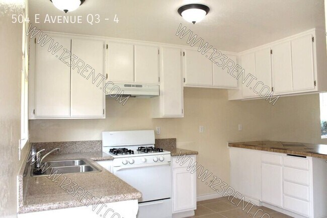 Building Photo - 504 E Ave Q3