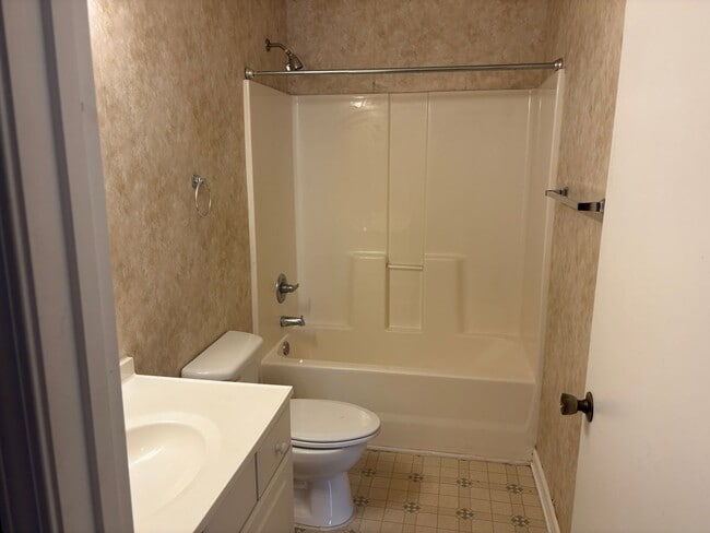 Building Photo - 2 BEDROOM 1 BATH CONDO AT MYRTLE GREENS 3r...