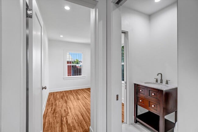 Building Photo - 1413 E 76th Pl