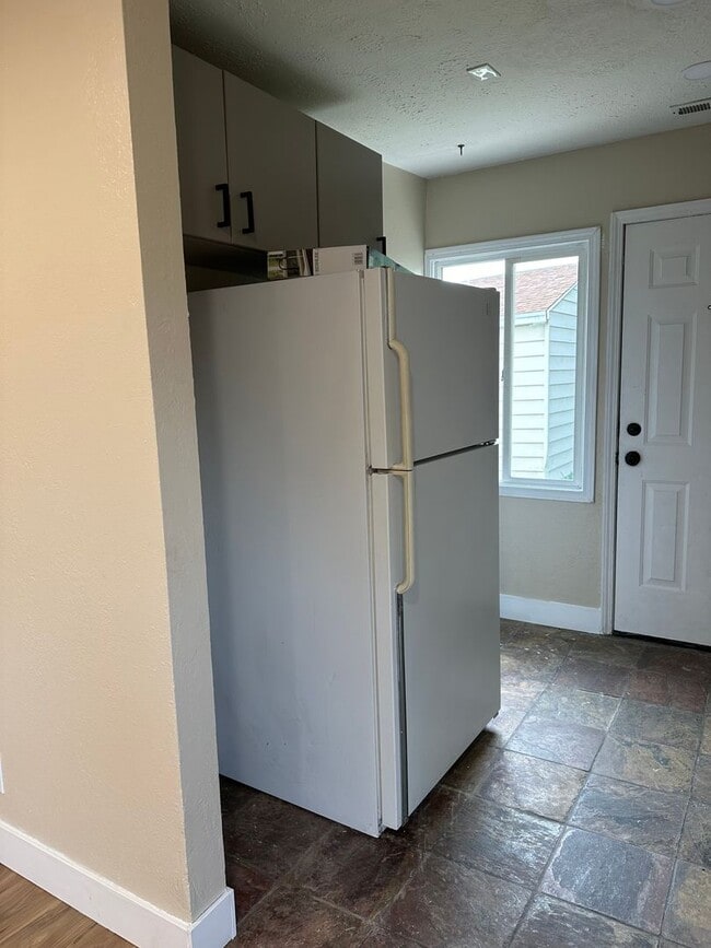 Building Photo - GORGEOUS Duplex in South Salt Lake!!!