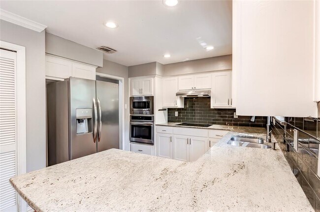 Building Photo - 10905 Wintergreen Hill
