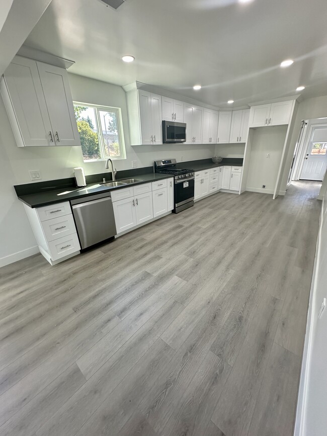 Kitchen with new appliances - 1811 Kenneth Way