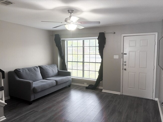 Building Photo - 1009 Markham Ln