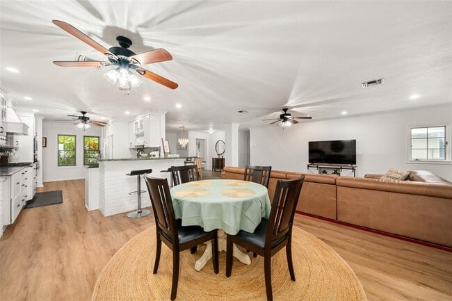 Building Photo - 2551 Lakeview Dr