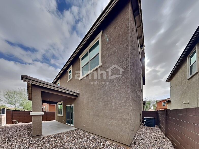 Building Photo - 638 W Hackamore Ave