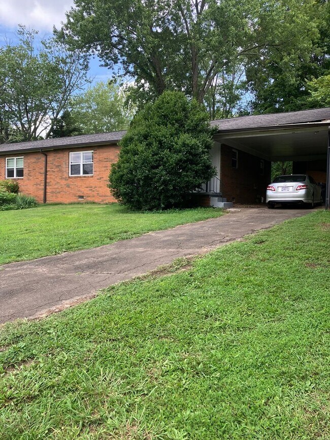 Building Photo - 1100 Piney Grove Church Rd
