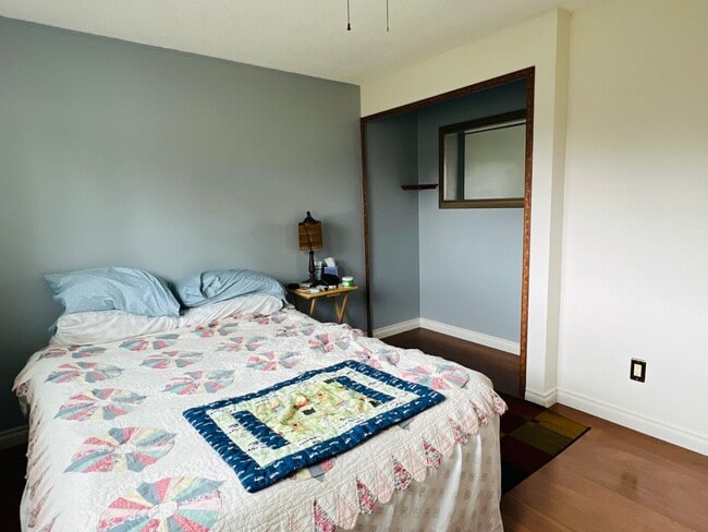 Building Photo - Beautiful yard, 3 bedroom 1 bath rambler i...