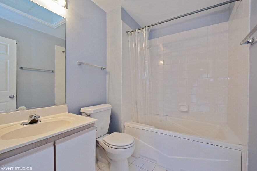 Master attached bath - 1560 N Saint Marks Pl
