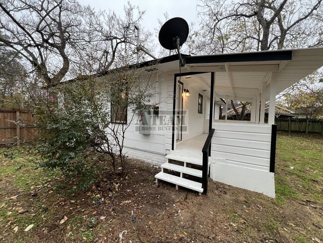 Building Photo - Renovated 2 Bed 1 Bath house for rent in Trinidad!