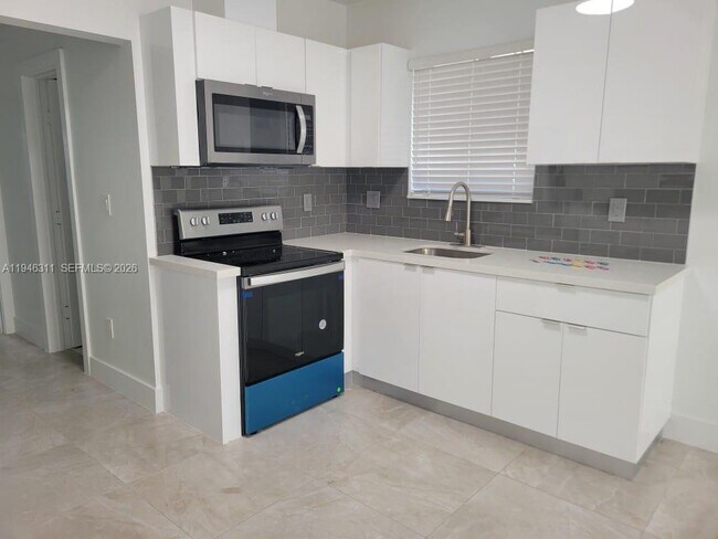 Building Photo - 1735 Calais Dr