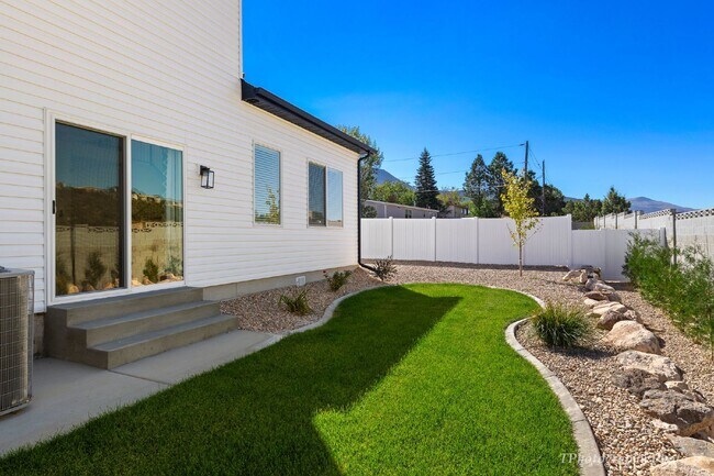 Building Photo - Female Only - Private Room with Shared Bathroom in a brand new Townhome - partly furnished & Util...