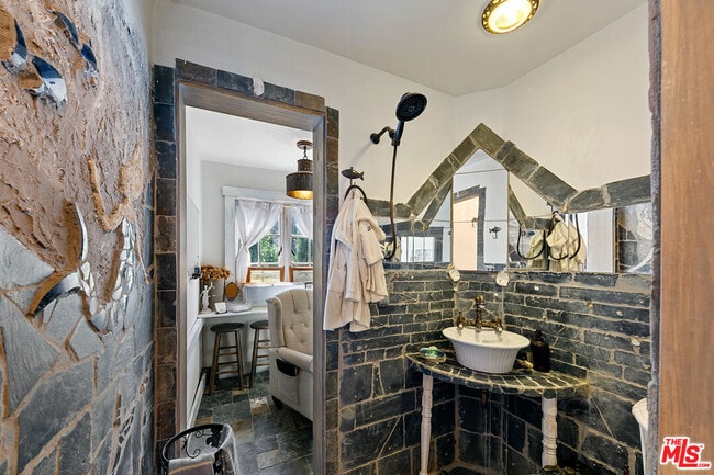 Building Photo - 2851 Seabreeze Dr