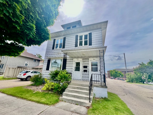 Building Photo - 716 N 9th St