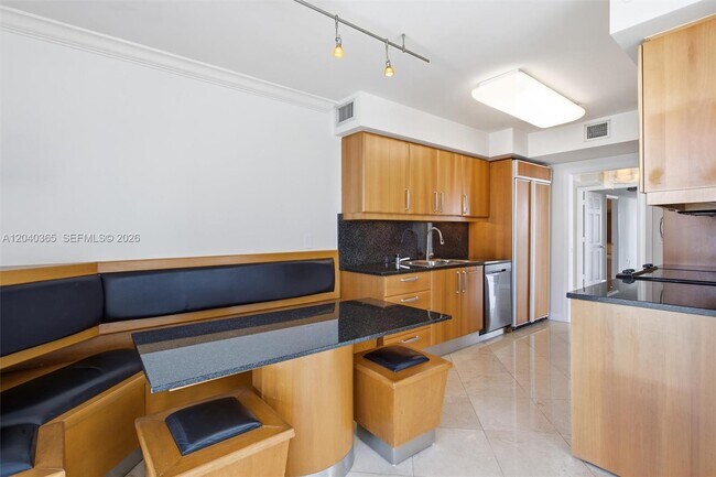 Building Photo - 16500 Collins Ave