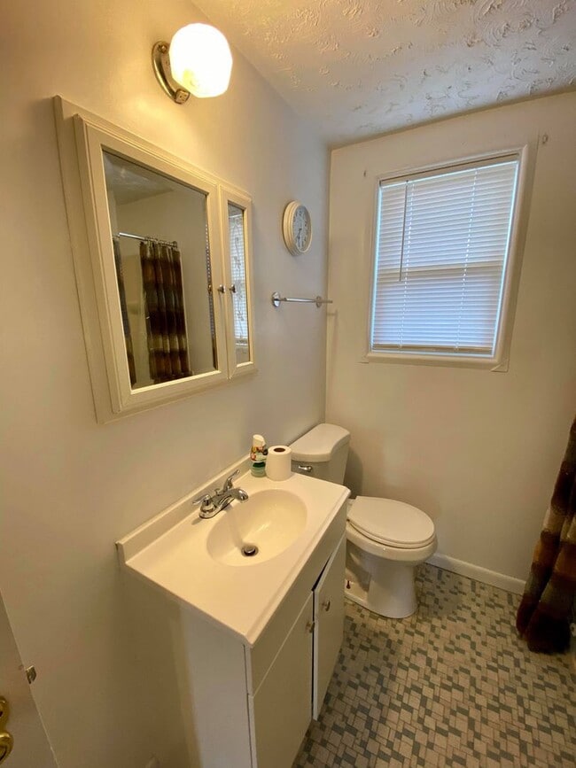 Building Photo - Charming 3Bed/1Bath in Cedonia Neighborhood