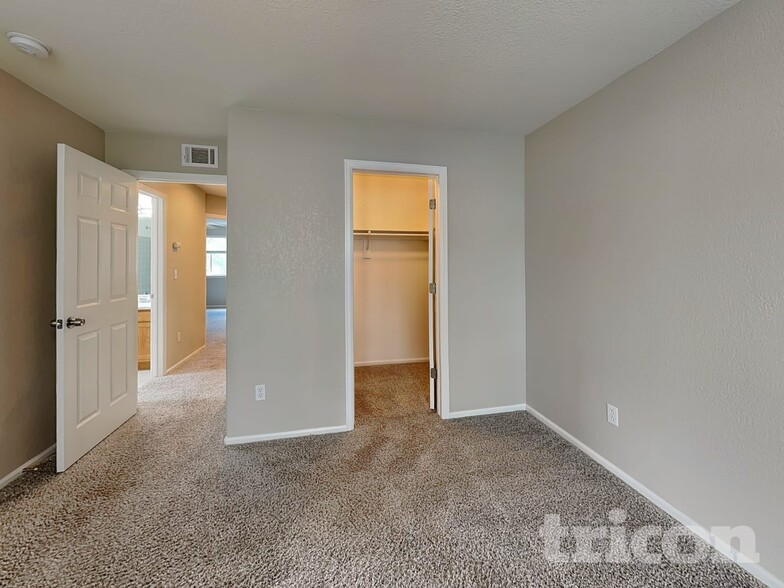 Building Photo - 4843 S Liverpool Cir