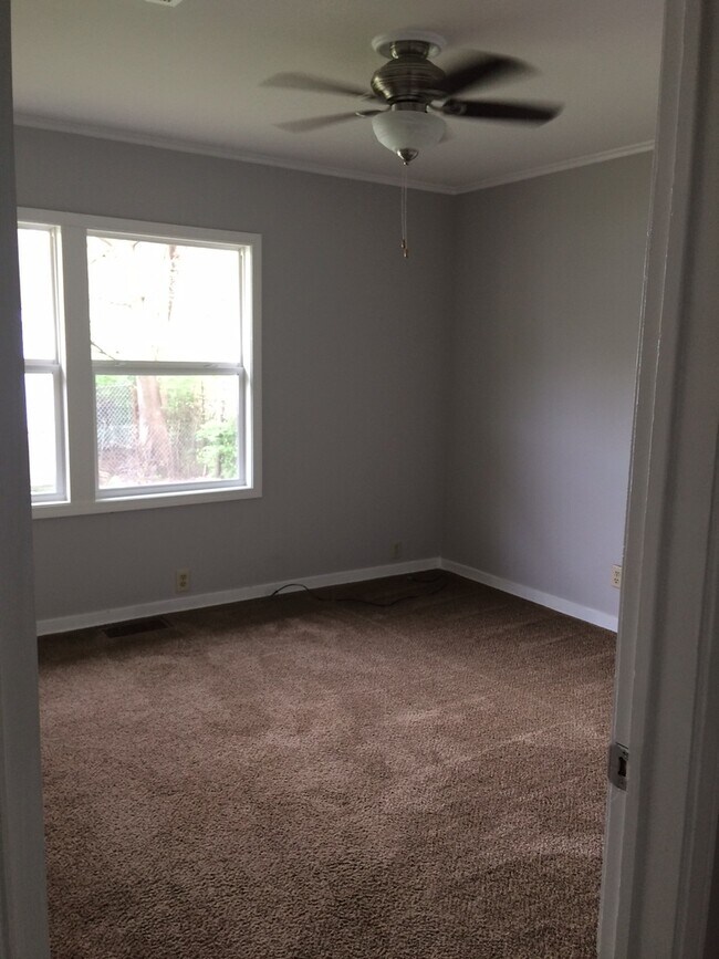 Building Photo - Move in Special!