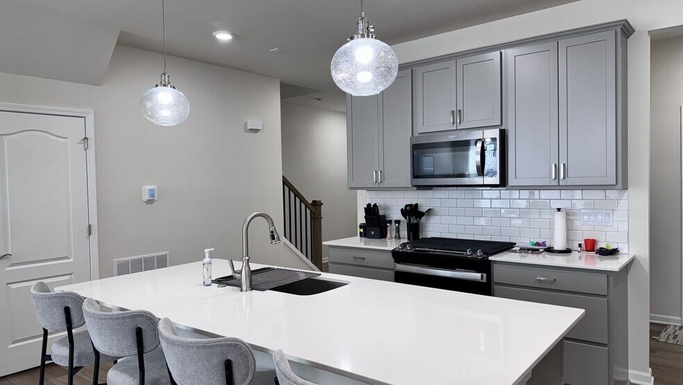 Building Photo - 1445 Superior Dr