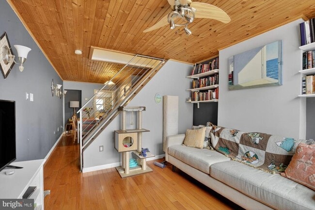 Building Photo - 416 E Flora St