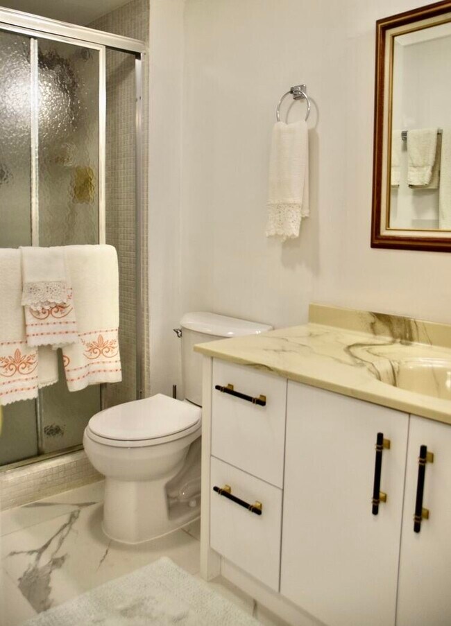 Building Photo - 364 Keswick C