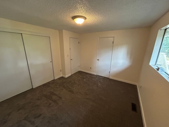 Building Photo - Renovated 3 Bed, 2.5 bath home w/2-car gar...